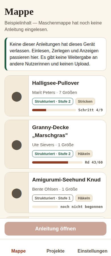 Die Mappe in Maschenmappe: eine Liste eigener Anleitungen — ein Pullover und ein Sockenrezept zum Stricken, eine Granny-Decke und ein Amigurumi zum Häkeln, dazu eine nur fotografierte Heftanleitung und eine verlinkte freie Anleitung. Oben steht der Hinweis, dass keine dieser Anleitungen das Gerät verlassen hat.